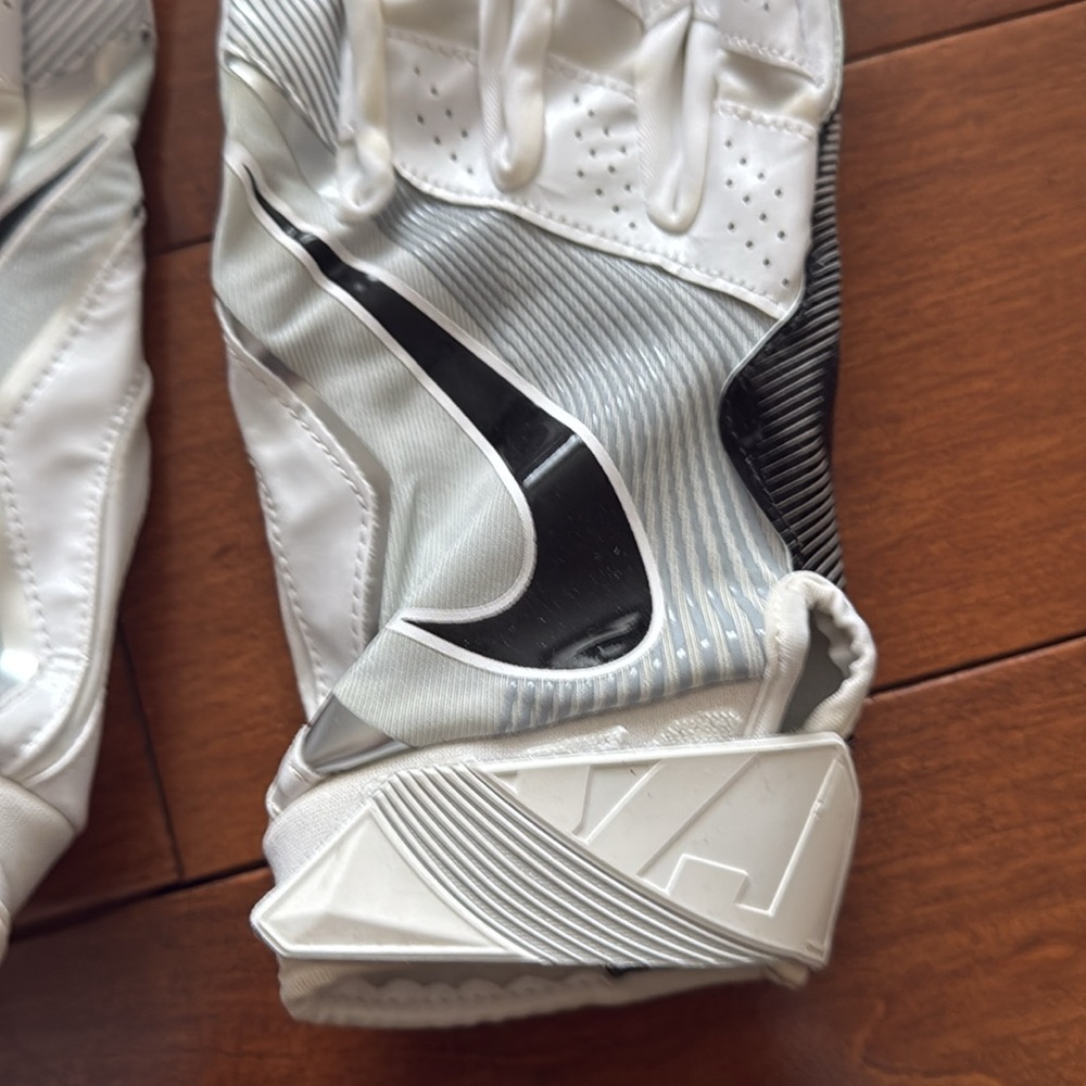 Football gloves - Picture 2 of 4